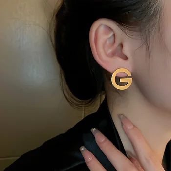 Дизайнерски Проста Буква G, Златна обеца-карамфили За жени, Подаръци за момичета, Метален Първоначалната Азбука, Пиърсинг на ушите, Корейски бижутата